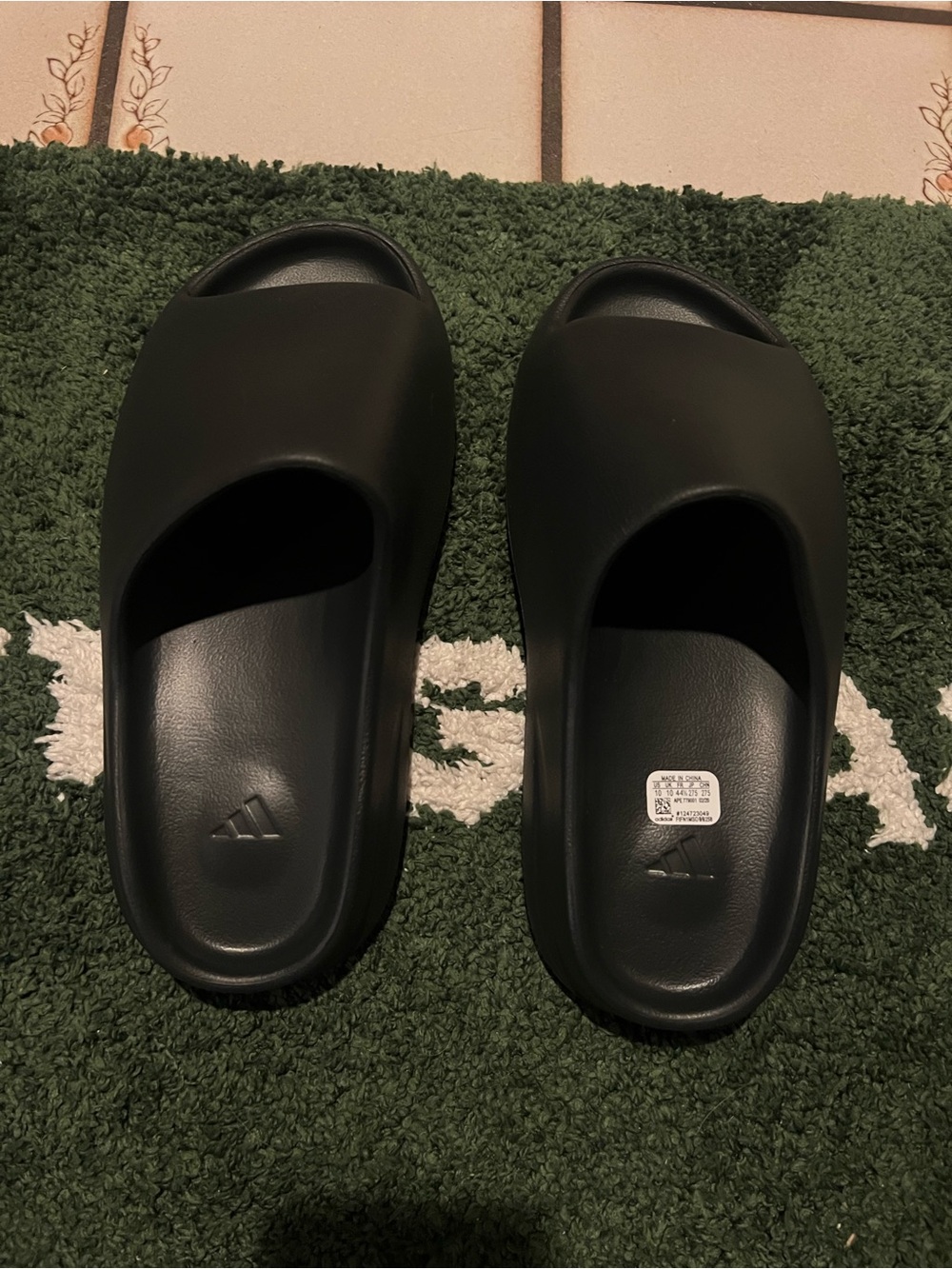 YEEZY SLIDES ONYX (Size 10) - Picture 4 of 9